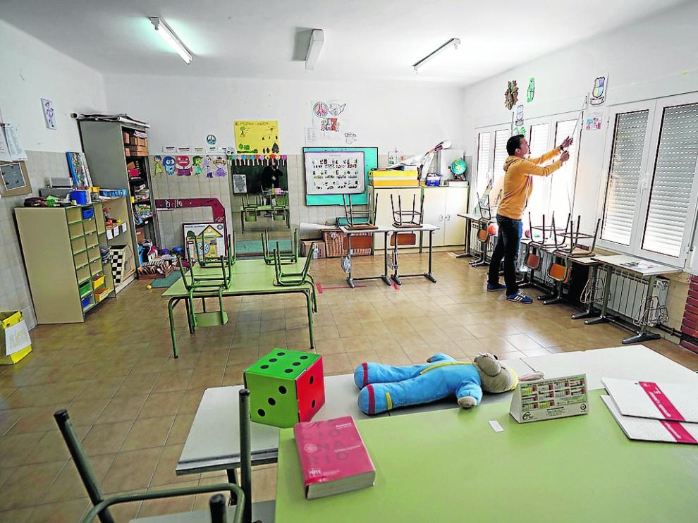Un profesor del CRA, en una de las aulas vacías de la escuela de Bello.