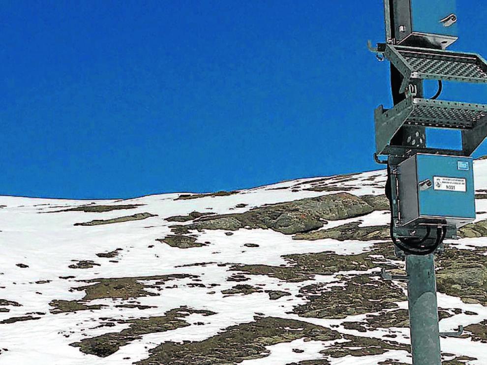 Mediciones en la nieve. Técnicos de la Confederación Hidrográfica del Ebro han realizado en los últimos días inspecciones para calibrar algunos de los 12 telenivómetros que conforman la red de la cuenca. Nueve de ellos están en el Pirineo aragonés. En la fotografía, el de Quimboa, en el municipio de Ansó.