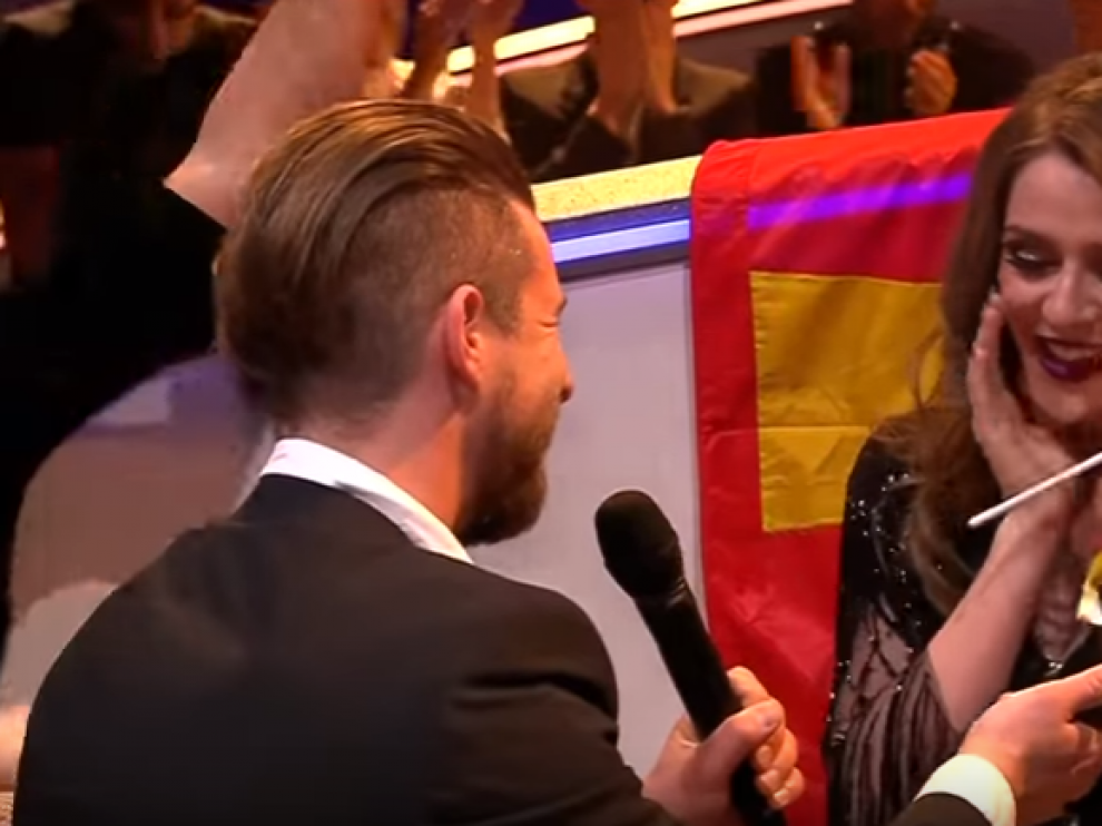 El novio de la cantante de Macedonia en Eurovisión le propuso matrimonio en directo.