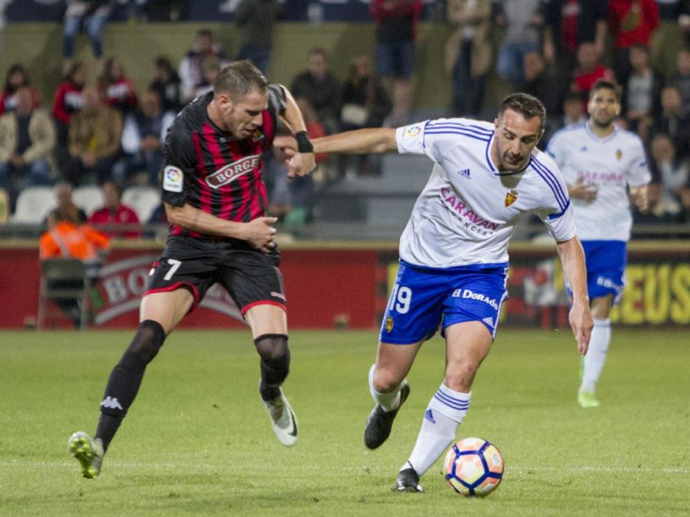José Enrique comete falta sobre Querol, el pasado domingo en el partido Reus-Real Zaragoza.