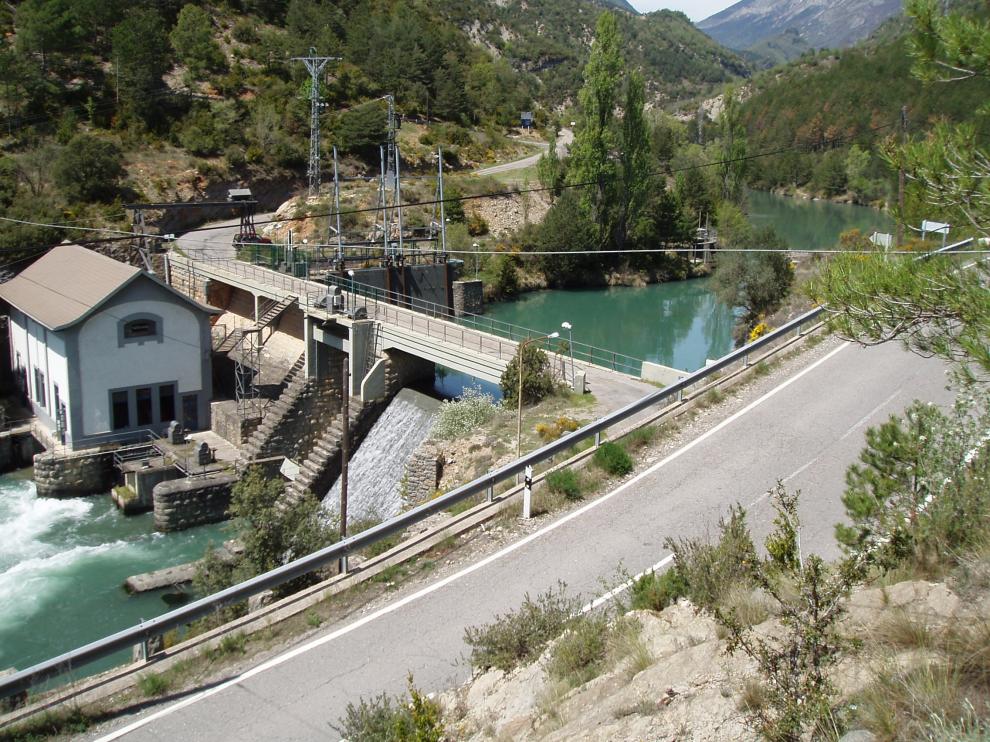 La N-260 a su paso por el puente sobre la presa de Argoné, en el acceso a Senz y Viu.