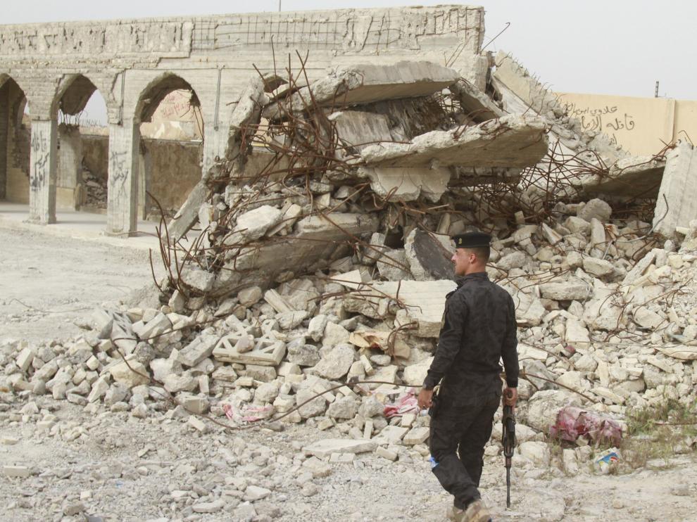 Un soldado iraquí junto a las ruinas de la mezquita de Al Nabi Yunes, que fue destruida por el grupo terrorista Estado Islámico tras su irrupción en Mosul en 2014. En su afán por buscar restos arqueológicos de valor para venderlos en el mercado negro, el grupo terrorista Estado Islámico (EI) excavó túneles en la zona histórica de la ciudad iraquí de Mosul y descubrió dos estatuas de toros alados asirios, los últimos que quedan intactos en la urbe. Las estatuas de seres mitológicos, también conocidos como "lamassu", datan del año 610 a.C. y fueron encontradas debajo de la citada mezquita, destruida totalmente por el EI porque se cree que en ella se encuentran los restos mortales del profeta Jonás, algo rechazado por el grupo radical.