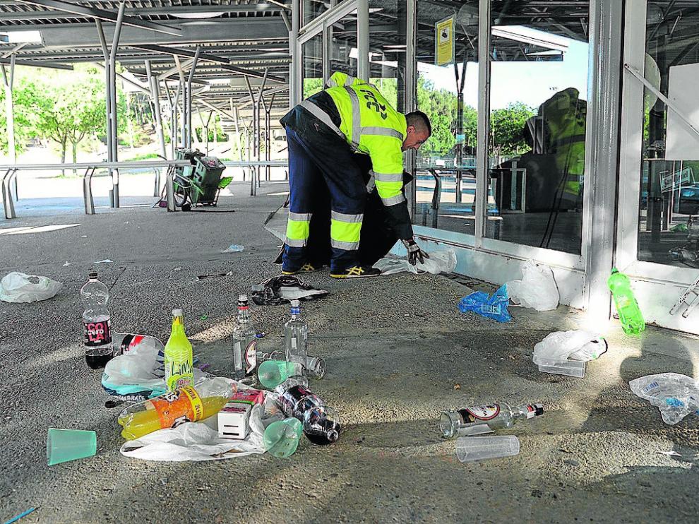 Recogida de basura tras la 'Cerradura' universitaria.