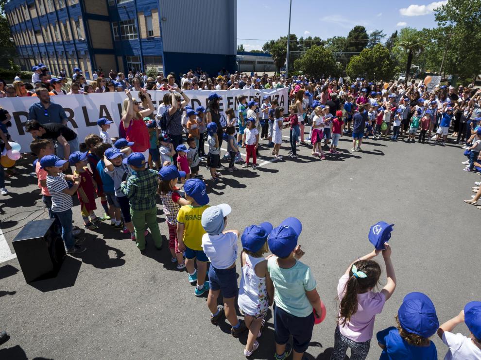 Protesta en el colegio Sagrada Familia tras conocerse la decisión del Gobierno de Aragón de cerrar un aula de 1º de Infantil.