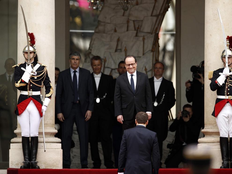 François Hollande recibe a Emmanuel Macron a su llegada al Elíseo