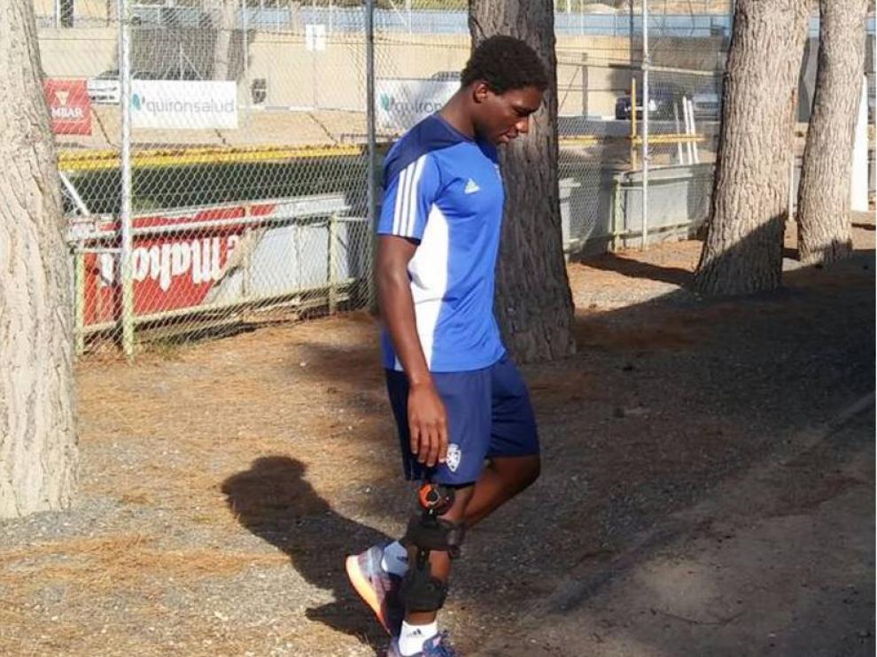 Dongou camina con la aparatosa férula que portó durante los primeros meses de la temporada, tras su primera operación de rodilla.