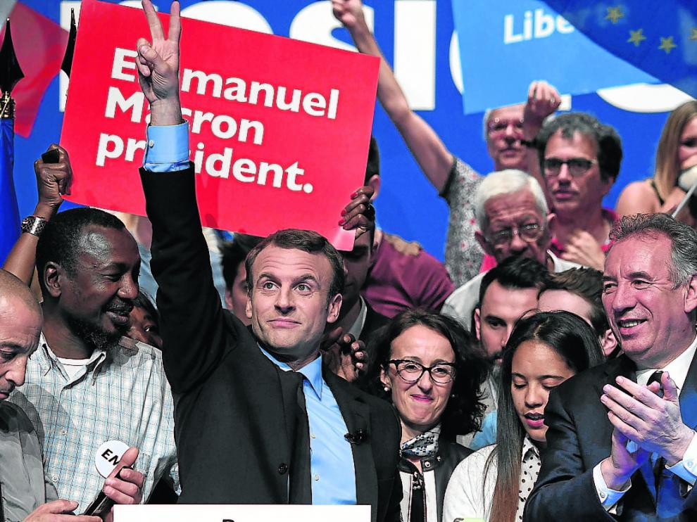 Mitin de las presidenciales en abril en Pau. Macron levanta la mano en señal de victoria y su aliado Bayrou le aplaude.