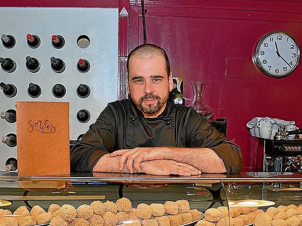 Rubén Blanco, del Smiles, en la barra del establecimiento.