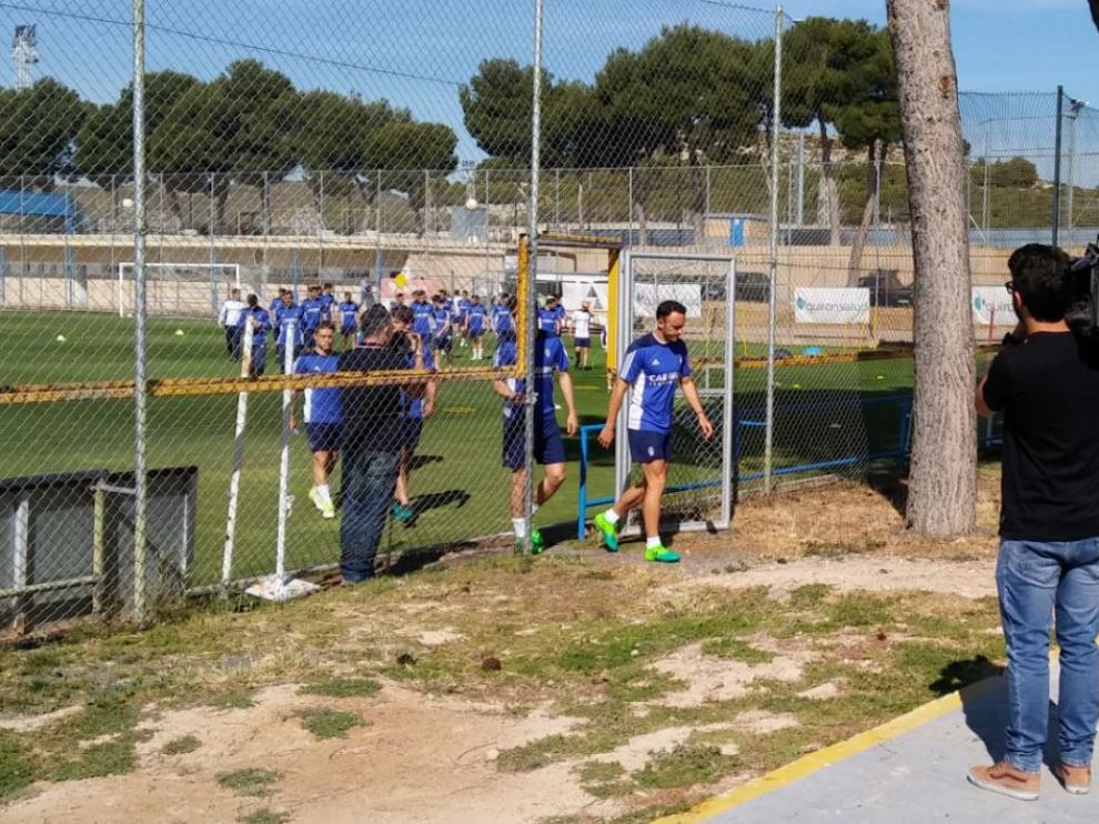 Xumetra, en cabeza del grupo, se dirige este lunes a la sesión de vídeo con la que Láinez comenzó el entrenamiento en la Ciudad Deportiva.