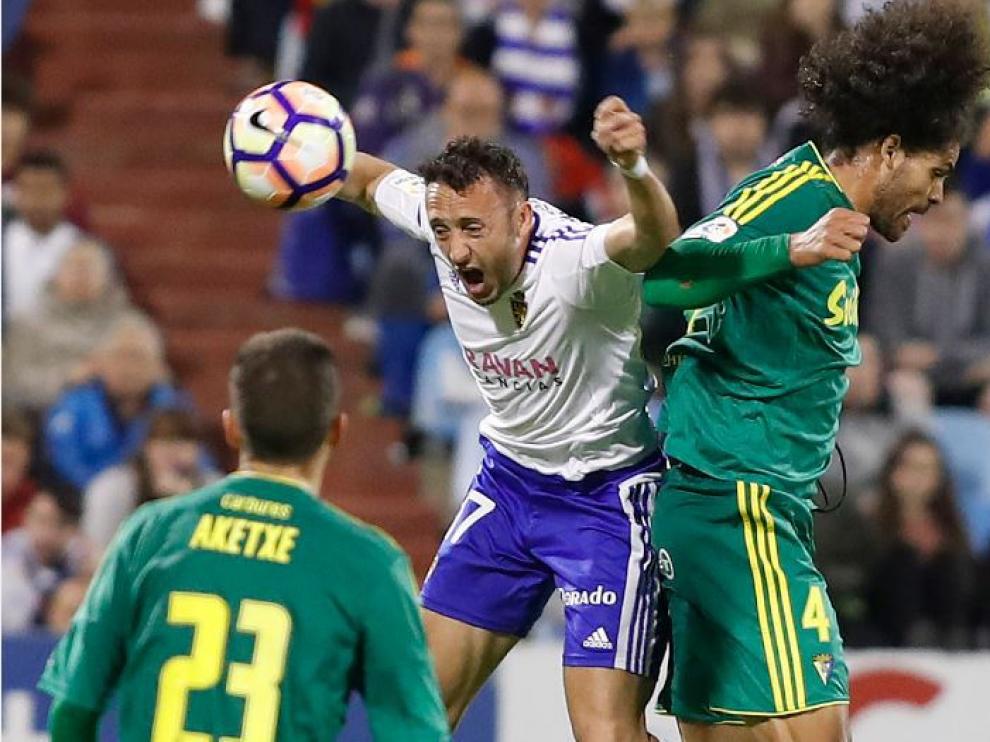 Xumetra, el pasado sábado ante el Cádiz, salta en pugna por un balón con el central Aridane, ante la mirada de Aketxe.