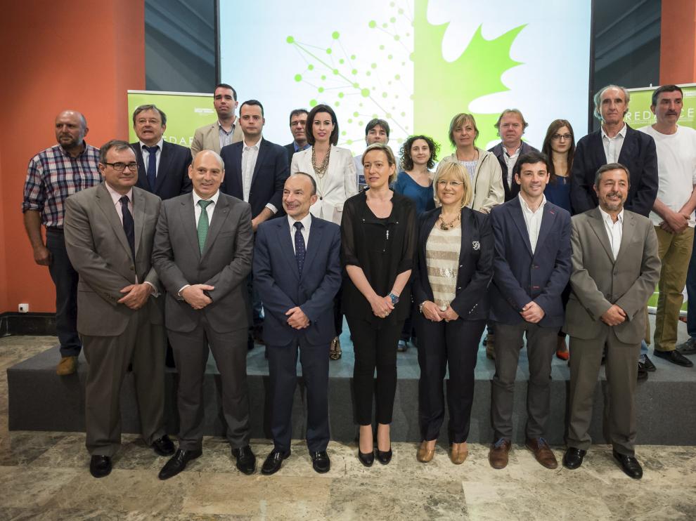 La consejera Marta Gastón con las veinte instituciones y empresas adheridas a la plataforma.