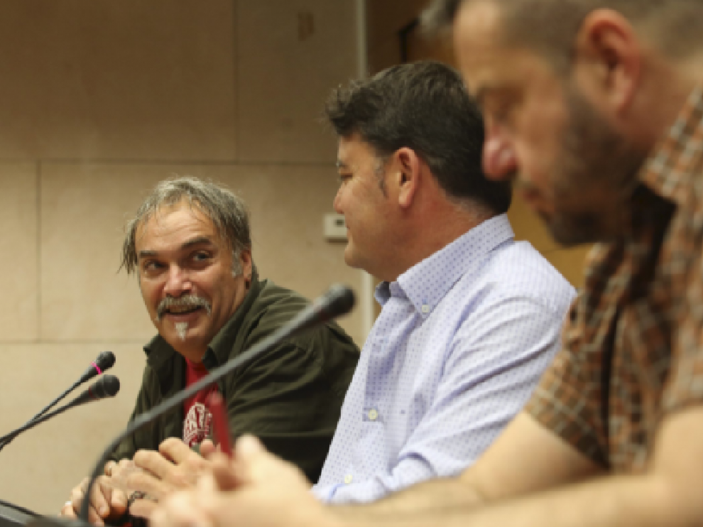 El artista Massimo Burgio, el alcalde de Alcubierre, Álvaro Amador, y el director del CDAN, Juan Guardiola (de izquierda a derecha).