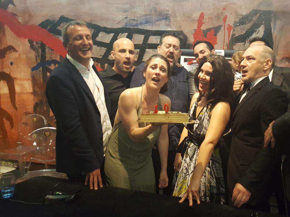 Los actores de Teatro Indigesto, el concejal Fernando Rivarés y algunos de los artistas invitados a la fiesta de la improvisación soplan una tarta de cumpleaños.