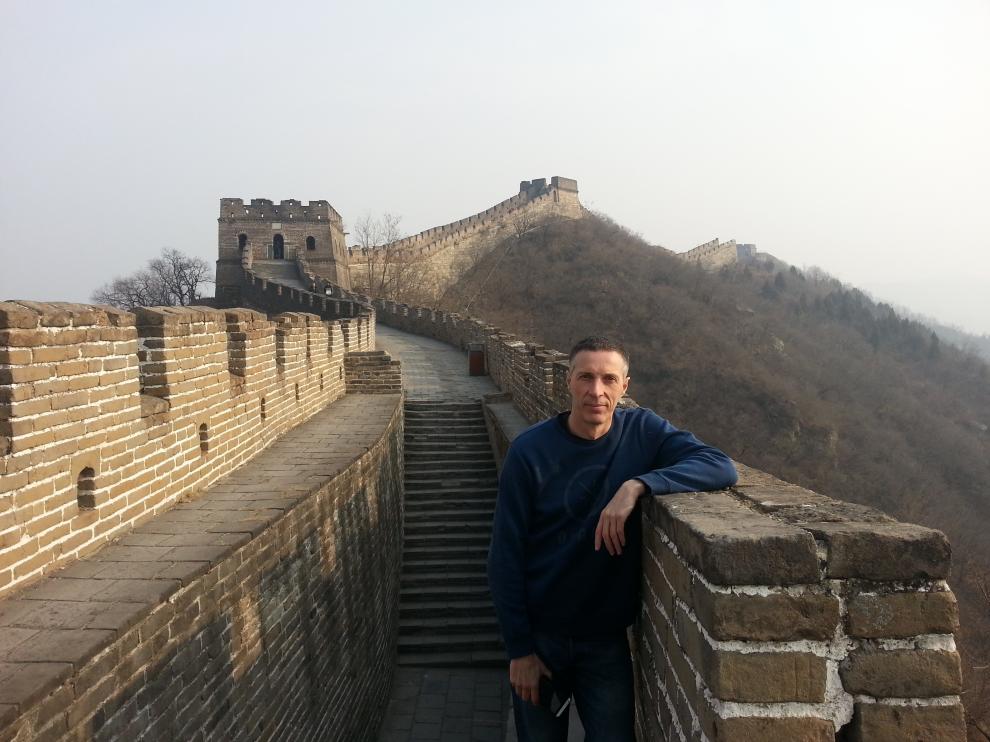 Joaquín Ruiz Lorente posa en la Gran Muralla China.