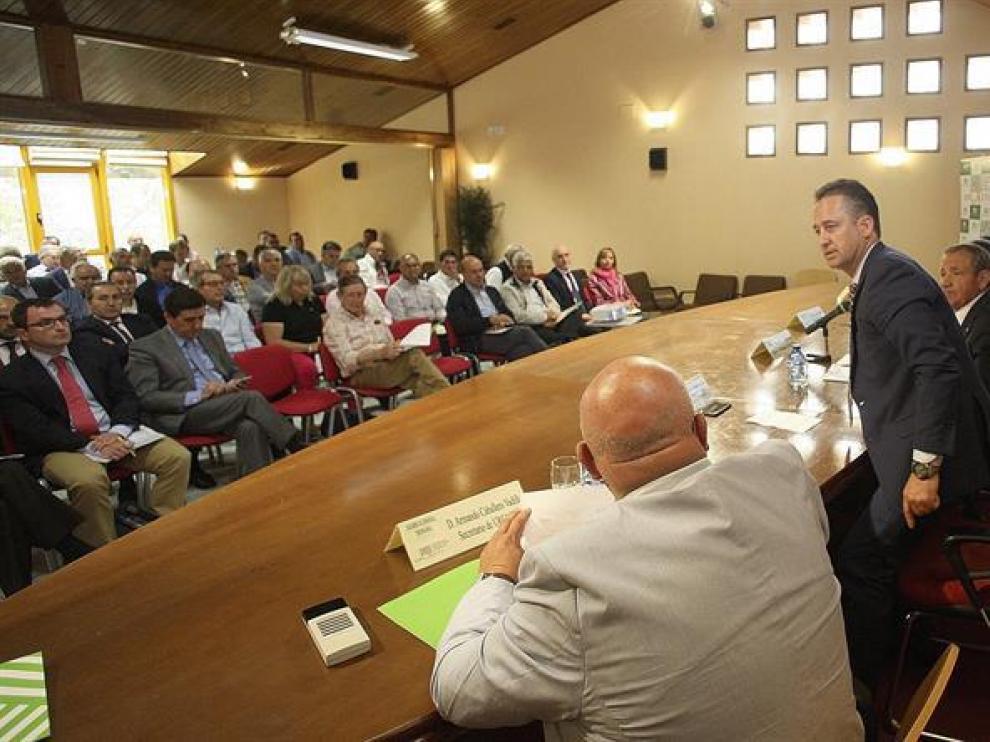 El presidente de la Unión de Cooperativas Agrarias de Castilla y León (Urcacyl), Gabriel Alonso (3d), junto al presidente de la cooperativa soriana Copiso, Javier Blanco (2d), durante la asamblea anual de Urcacyl, que se celebra este miércoles en Soria.