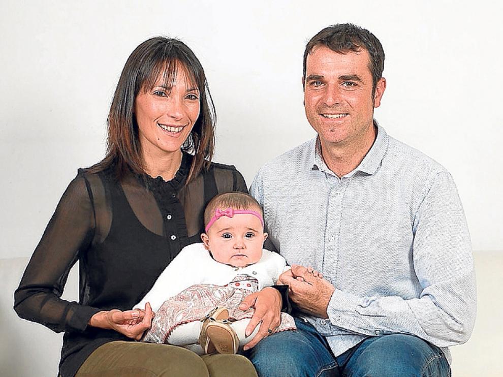 Valeria junto a sus padres.
