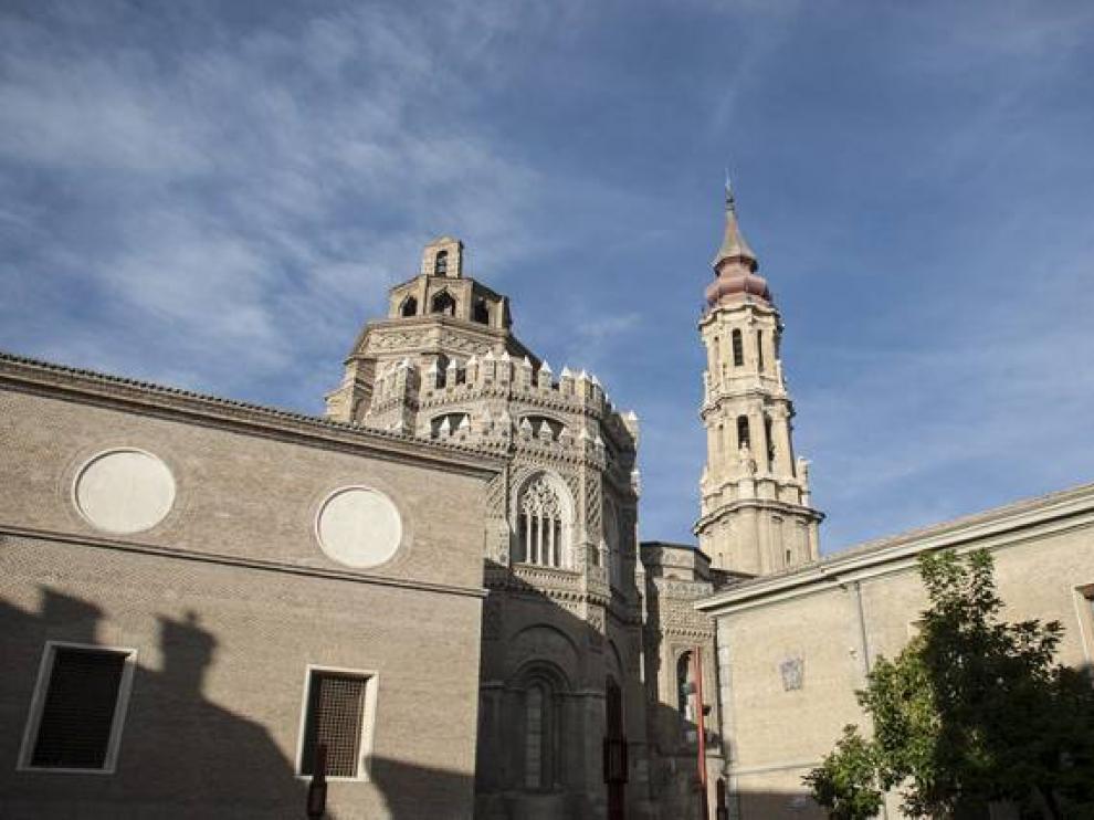 La catedral del Salvador, con su paño mudéjar, vista desde la plaza de San Bruno.