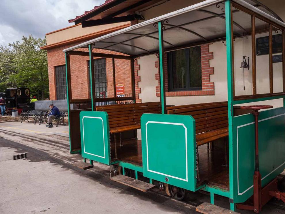 El coche de viajeros restaurado permitirá llevar al doble de personas en el tren minero.