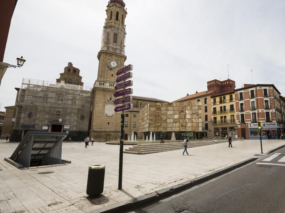 Fachada de la Seo, que actualmente está en proceso de restauración por las grietas y la suciedad acumulada.