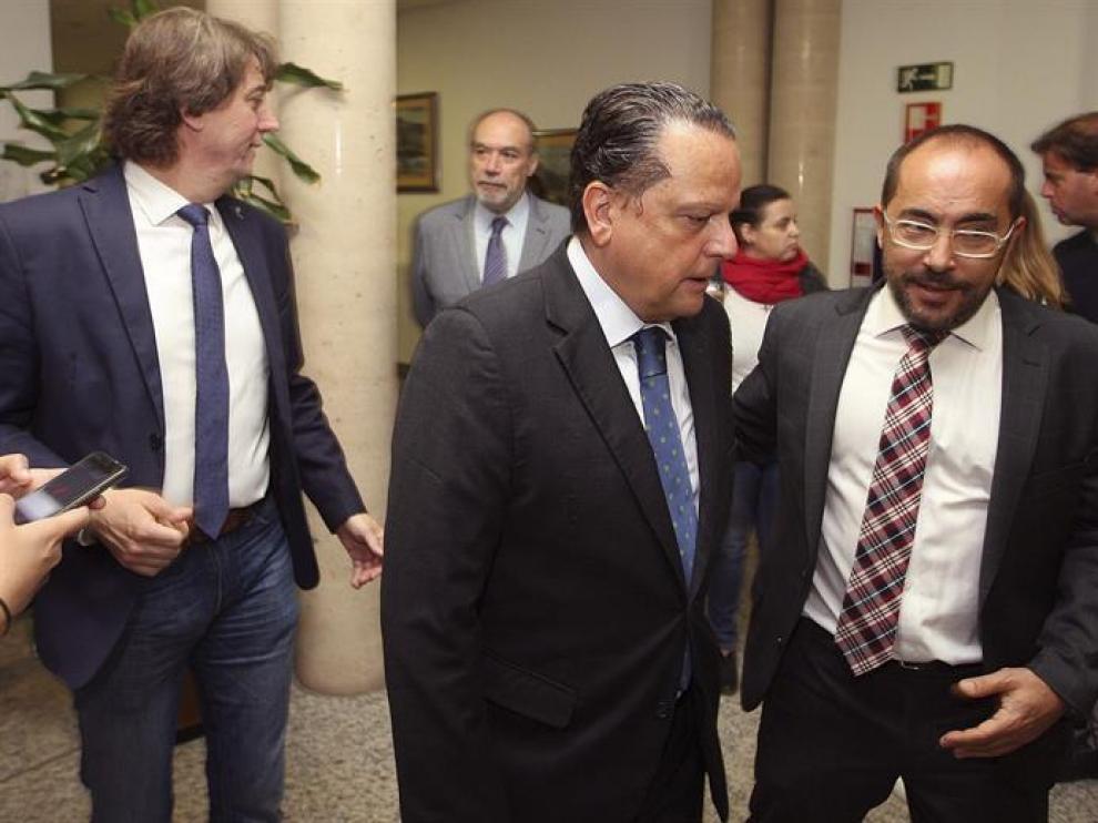 El presidente del Consejo Consultivo de Castilla y León, Mario Amilivia (c), a su llegada hoy la jornada sobre la Administración Local y la función consultiva a la que han asistido asesores legales y secretarios de 183 ayuntamientos de la provincia de Soria, acompañado del alcalde de Soria, Carlos Martínez (i) y el presidente de la Diputación, Luis Rey.
