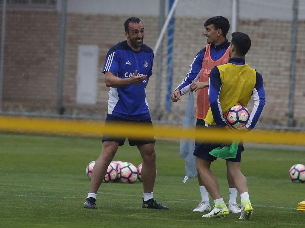 Edu Bedia, en el centro, en un momento distendido del entrenamiento bajo la lluvia de este jueves, junto a Ros (con el balón, de espaldas) y José Enrique.