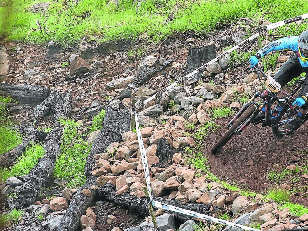 Gabriel Torralba, en pleno descenso durante la prueba de las Series Mundiales de Enduro celebrada en Madeira (Portugal).