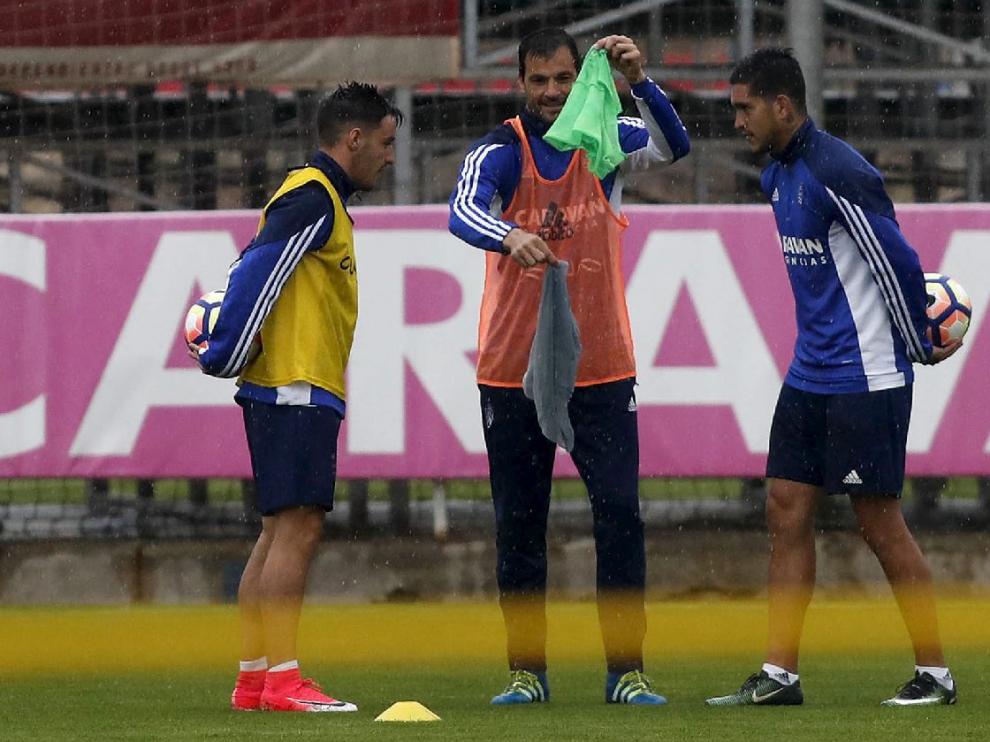 Isaac, a la izquierda (de amarillo), en el entrenamiento del jueves durante un curioso juego de pañuelos que propuso el cuerpo técnico a la plantilla.