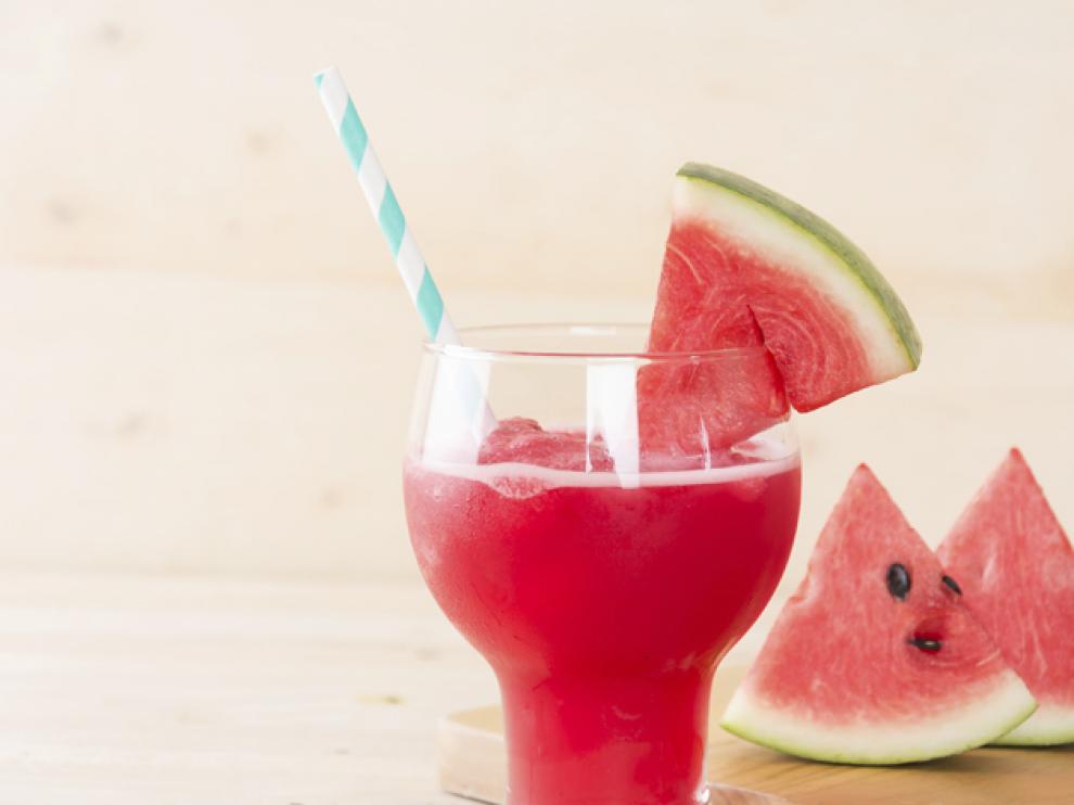 La sandía es como un gran balón de agua con mejor sabor, ideal para el buen tiempo.