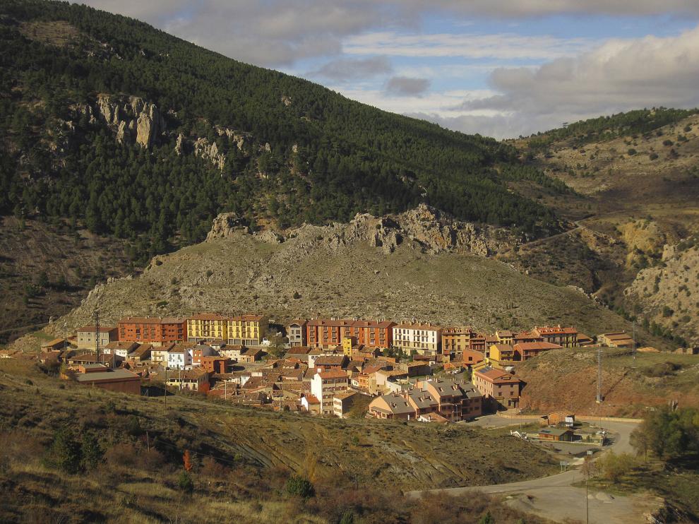 Vista de Camarena de la Sierra desde el camino de la ruta propuesta.