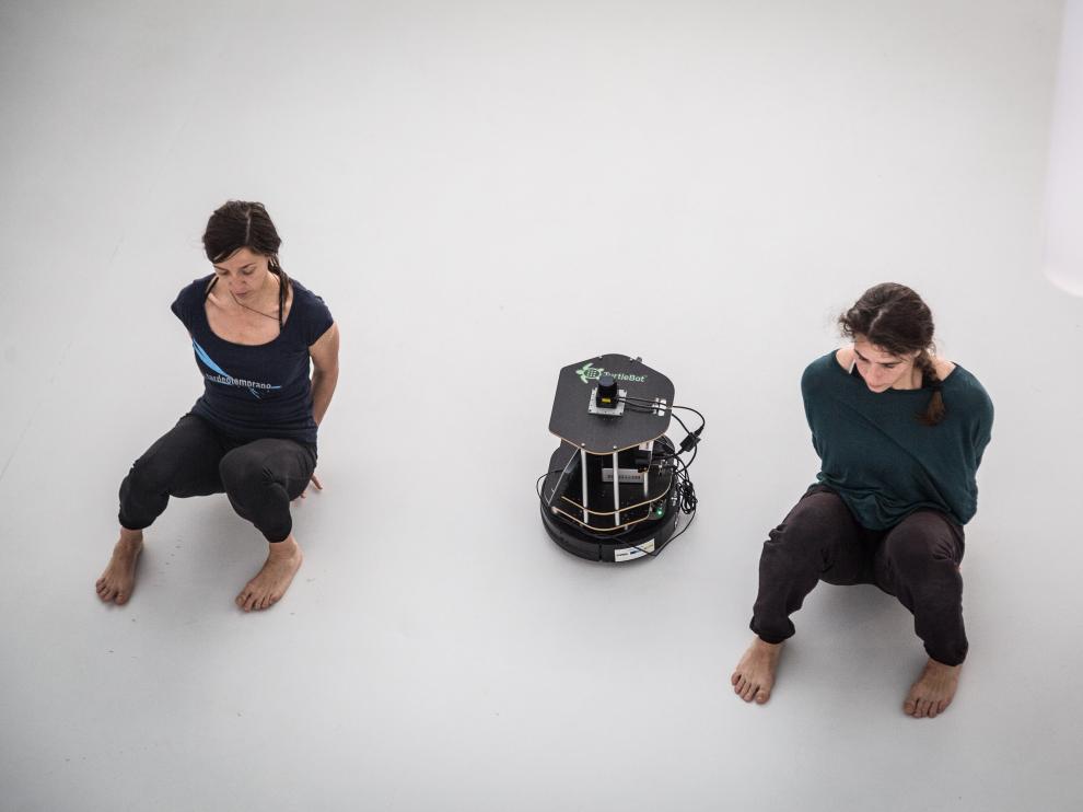 Bailarines y robots montando juntos la obra de danza que representarán en Etopia el 22 de junio