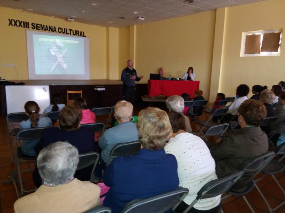 La charla transcurrió en el pabellón municipal con decenas de personas de público.