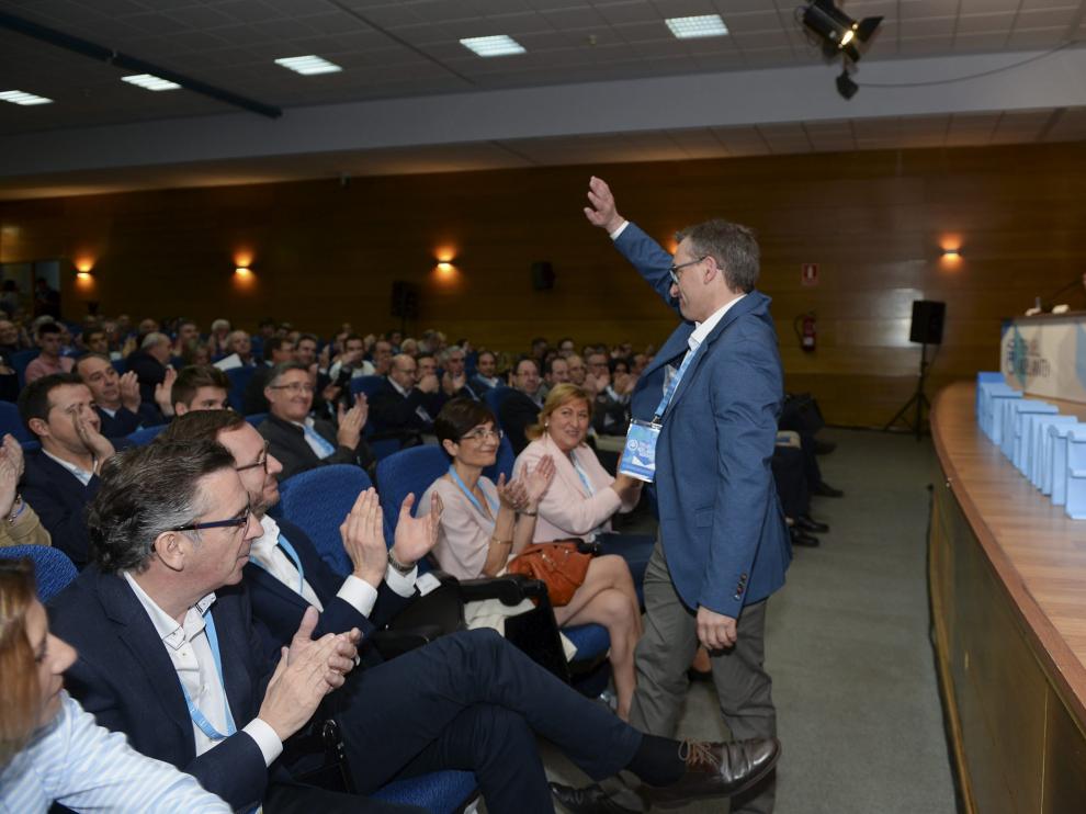 Joaquín Juste saluda tras ser elegido presidente provincial del PP en la capital turolense.
