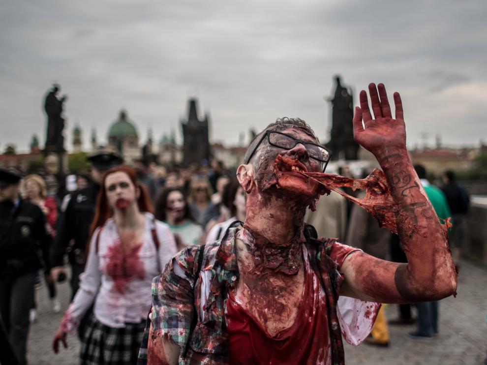 Cientos de zombis recorren calles de Praga