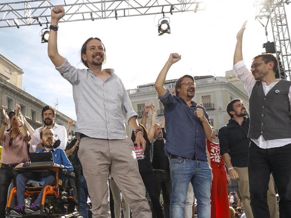Pablo Iglesias, Echenique y otros líderes de Podemos sobre el escenario.