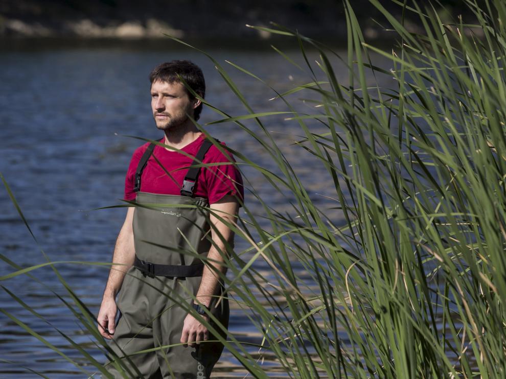 Ignacio Ruiz Arrondo, ayer, en las aguas del Ebro a su paso por Zaragoza.