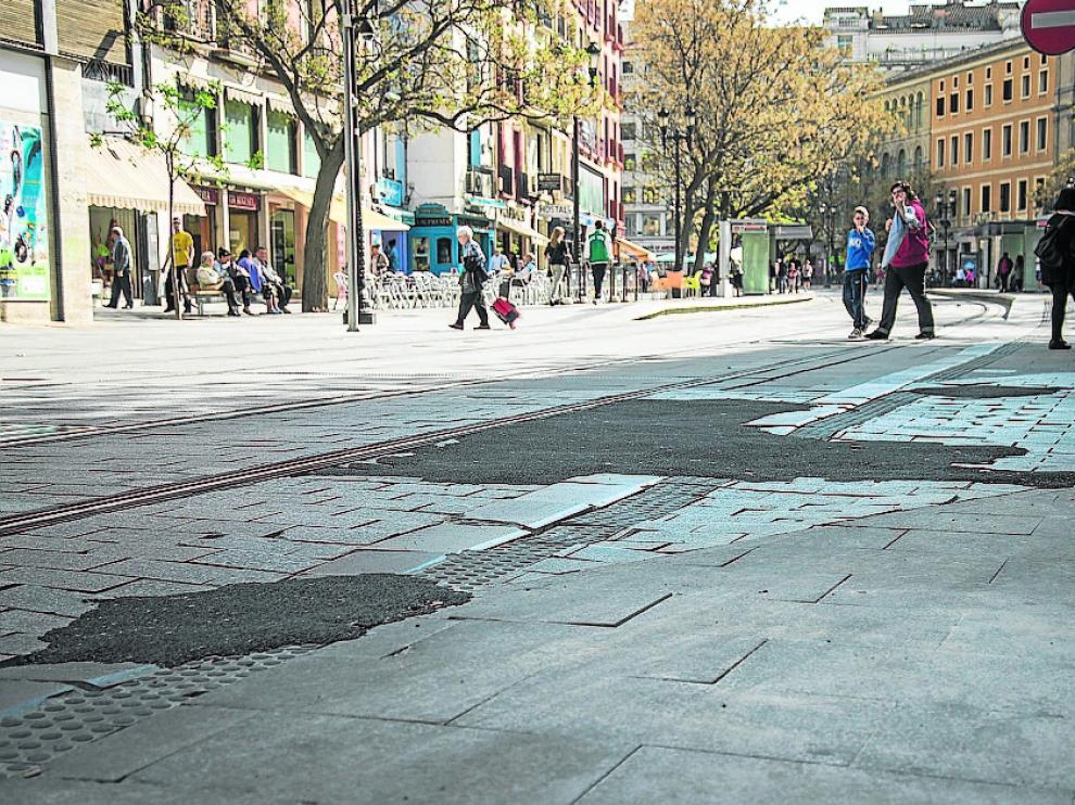César Augusto. Los remiendos de asfalto sobre los adoquines se han tapado ahora con unas enormes planchas metálicas a la altura de la calle de Torrenueva para soportar el paso de los vehículos.