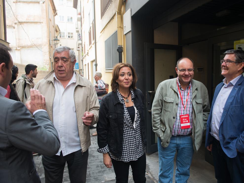 Miembros del Gobierno de Aragón votan en Teruel a su candidato en las primarias del PSOE.
