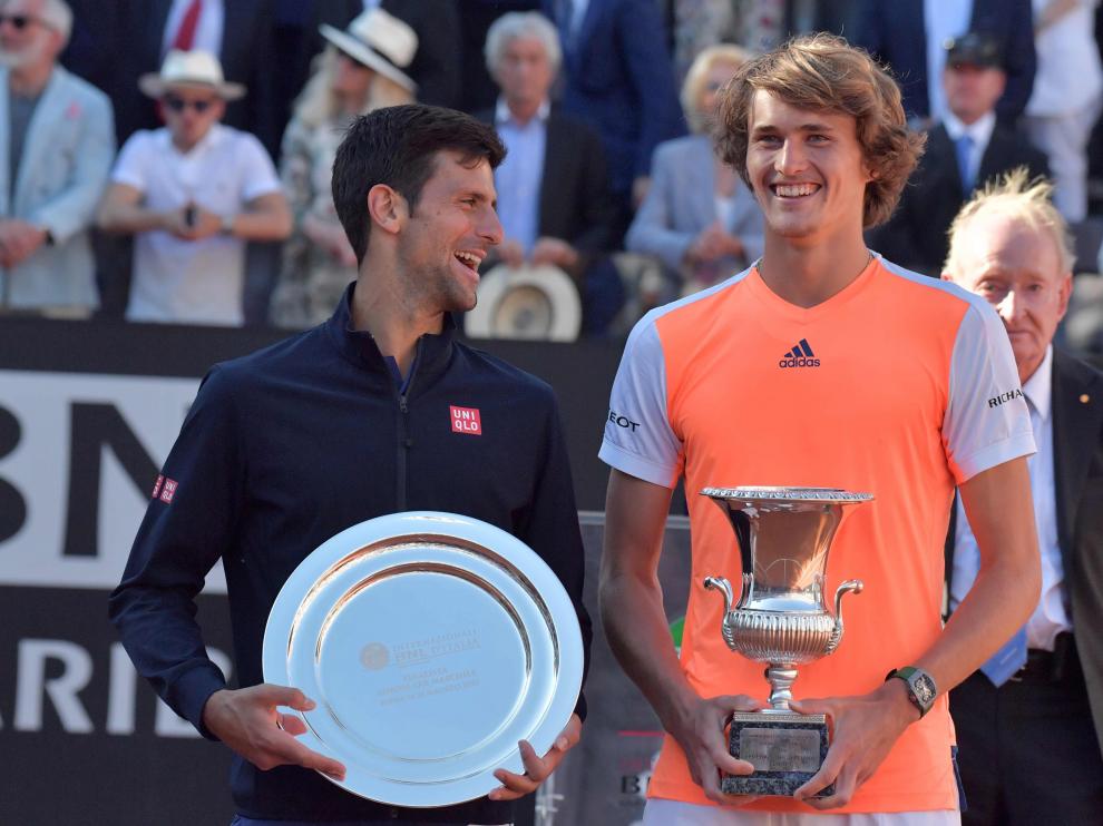 Djokovic y Zverev posan con sus respectivos trofeos en Roma.