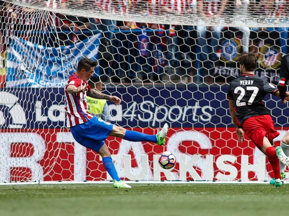 Torres mancando en el Vicente Calderón este domingo.
