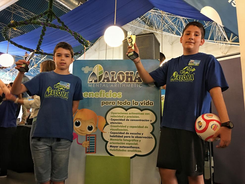 Yeray Moliner y Fernando Otal posan con sus trofeos en el parque de atracciones de Zaragoza.