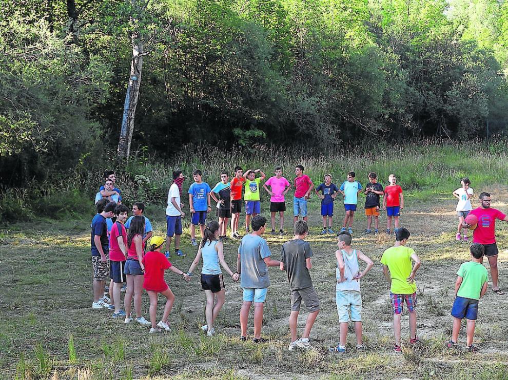 Un campamento en Villanúa, un municipio al que llegan cada verano más de 700 niños.