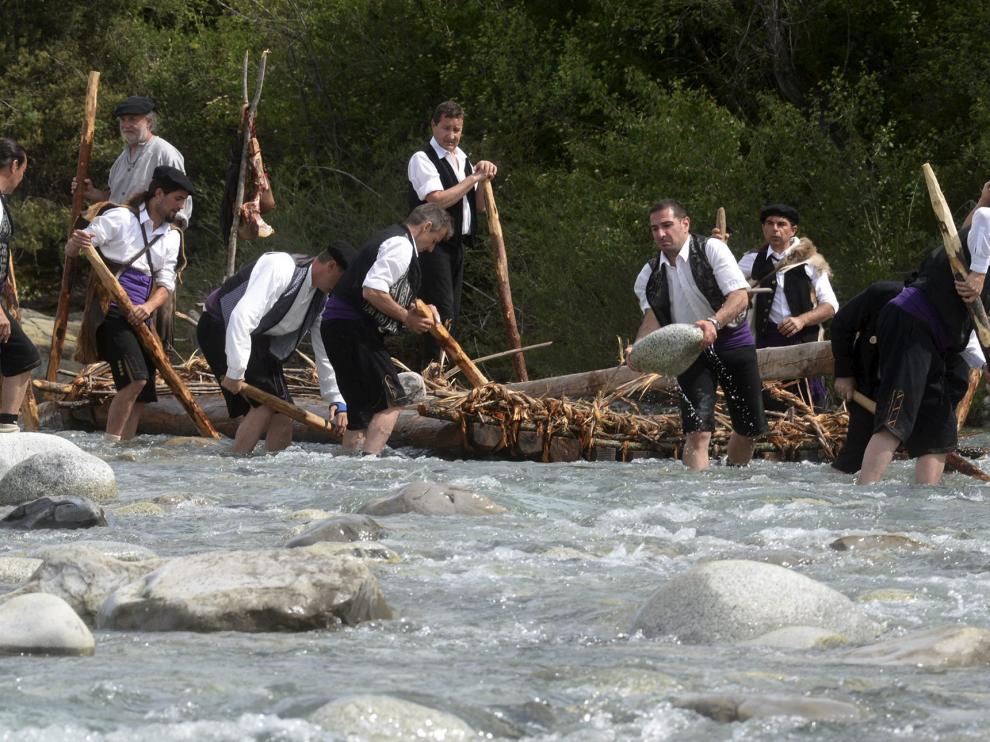 Los navateros tuvieron que retirar a mano un gran número de piedras del río para acercar las embarcaciones a la zona navegable.
