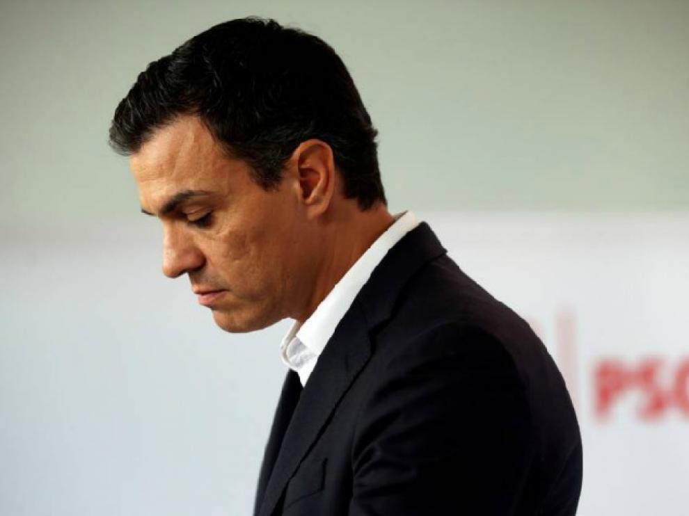 Pedro Sánchez een el momento de su dimisión en octubre y en un acto de campaña de las primarias.
