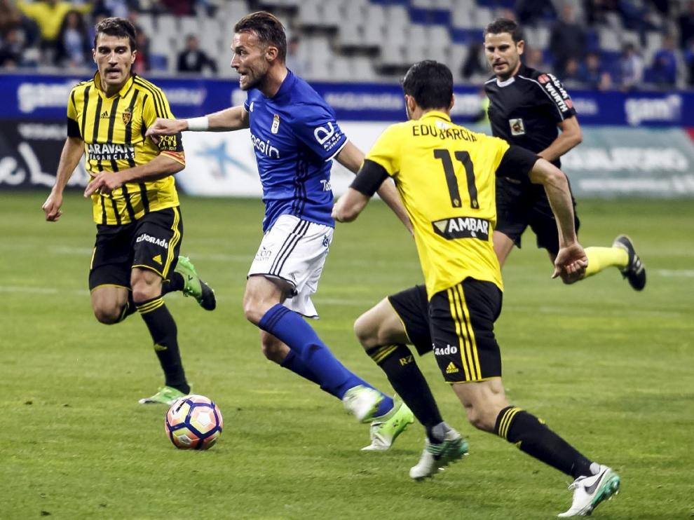 Zapater y Edu García, en la recta final del Oviedo-Real Zaragoza de este sábado, llegan a tapar una penetración en el área de Michu.