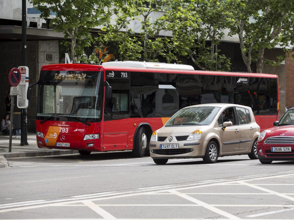 El bus que conecta Zaragoza con el barrio rural de Casetas, en el paseo María Agustín.