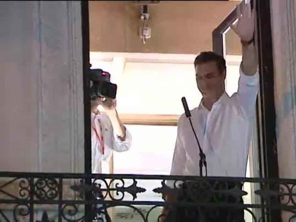Pedro Sánchez en el balcón de Ferraz