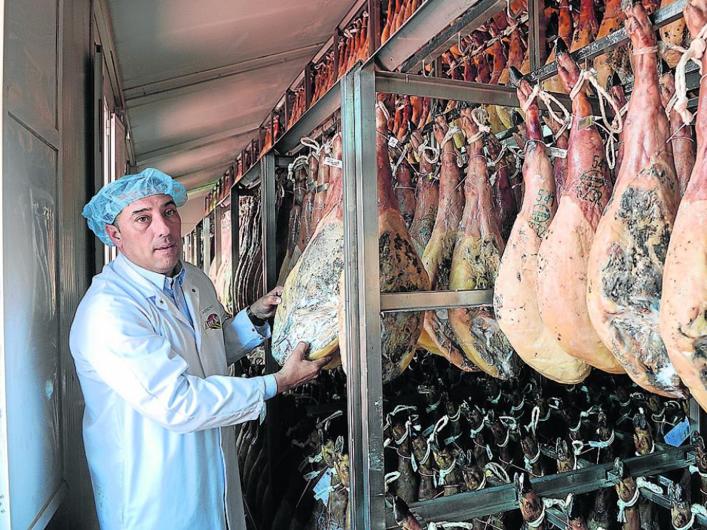 Javier Gómez, director de Aire Sano, con jamones ibéricos que saldrán al mercado en 2018.