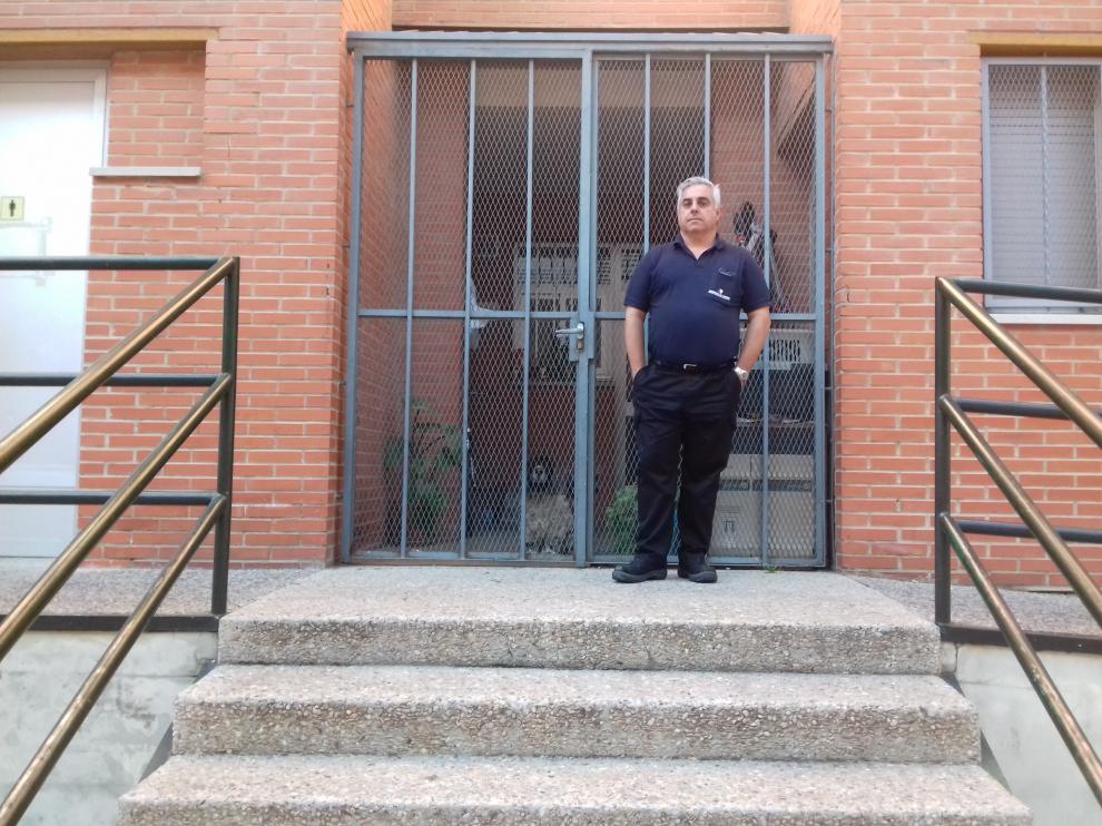 Enrique Capdevila, oficial de mantenimiento que vive en la casa del colegio Tomás Alvira.