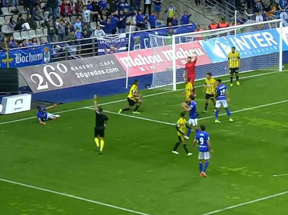 Figueroa Vázquez, el árbitro, de negro y amarillo, a la izquierda de la jugada, repleta de jugadores amarillos y negros del Real Zaragoza.