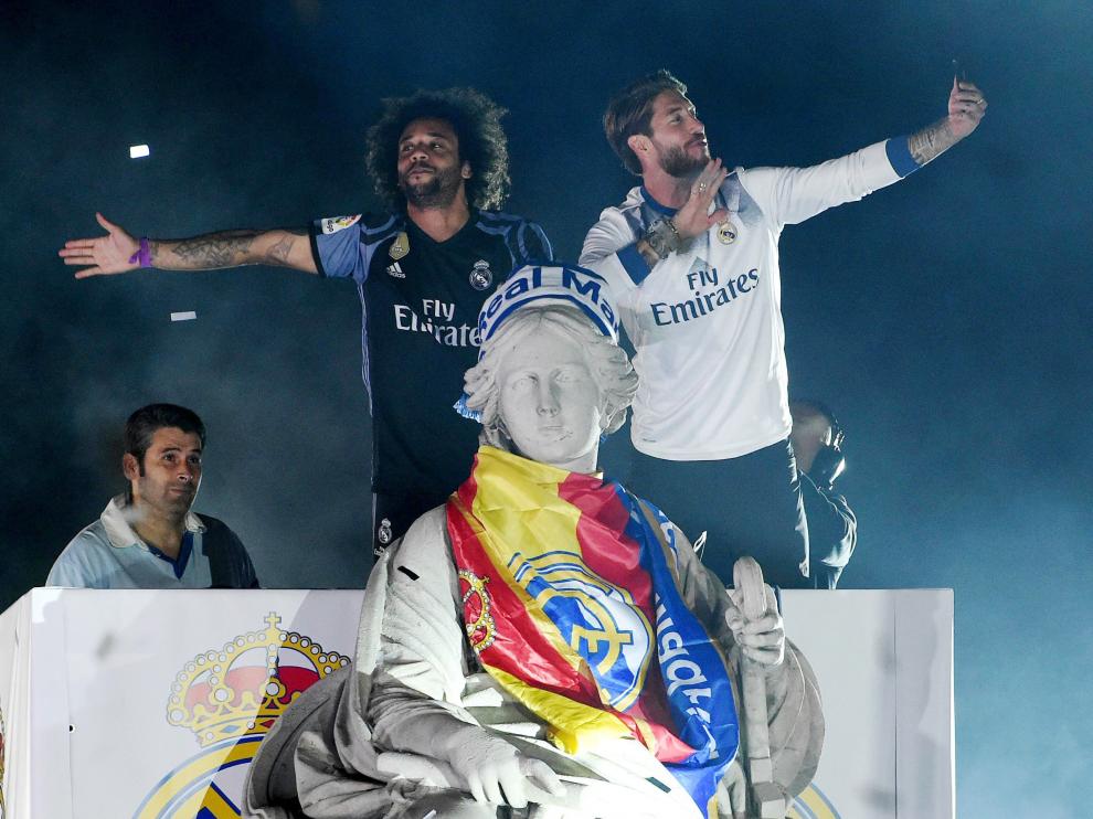 Los capitanes Sergio Ramos y Marcelo ataviaron a la diosa Cibeles con la bandera y la bufanda del club.